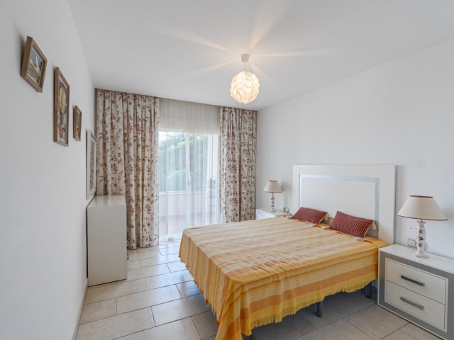 Apartamento con 2 Dormitorios  en Benahavís