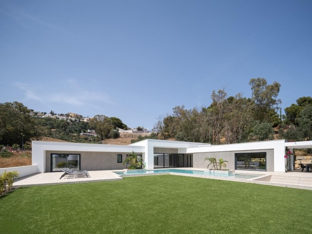 5 Bedrooms Villa in Benalmadena Costa