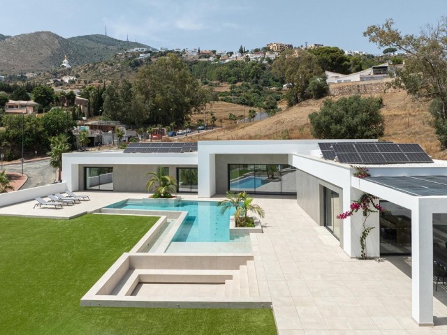 5 Bedrooms Villa in Benalmadena Costa