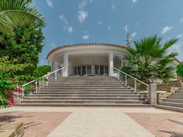 5 Bedrooms Villa in Estepona