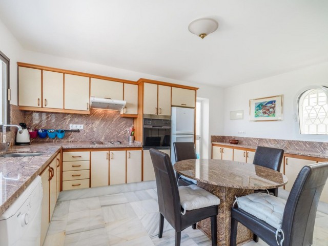 5 Bedrooms Villa in Estepona