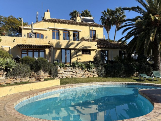 5 Bedrooms Villa in Estepona