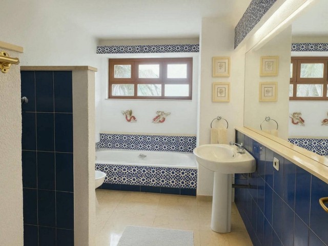 5 Bedrooms Villa in Estepona