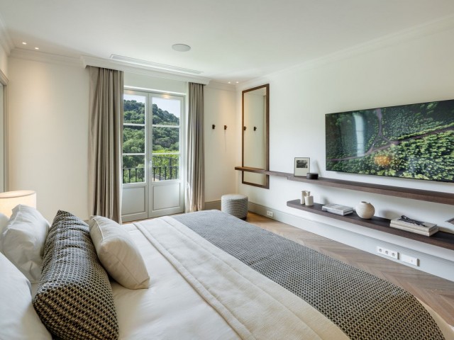 5 Bedrooms Villa in Benahavís