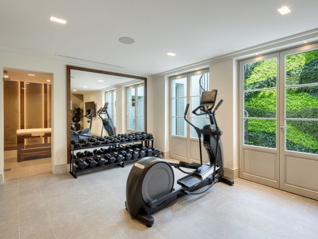 5 Bedrooms Villa in Benahavís