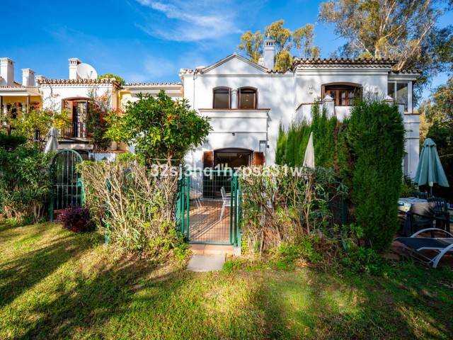 2 Bedrooms Townhouse in Estepona