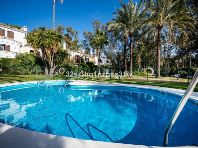 2 Bedrooms Townhouse in Estepona