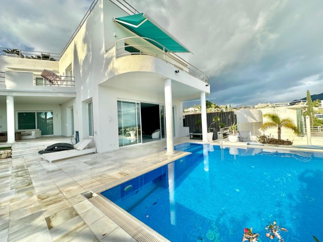 4 Bedrooms Villa in Benahavís