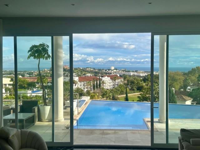 4 Bedrooms Villa in Benahavís