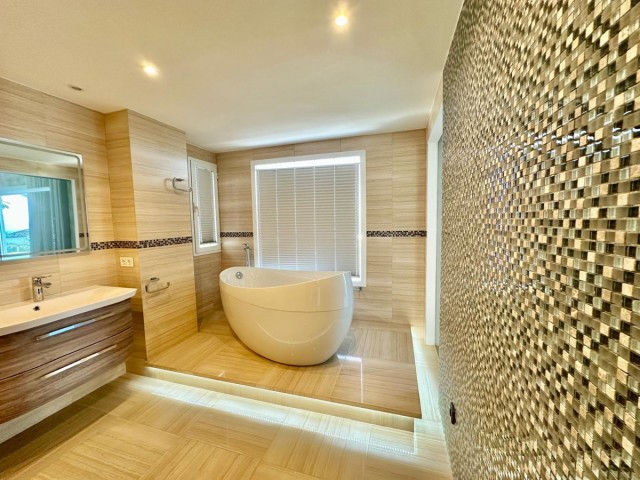 4 Bedrooms Villa in Benahavís