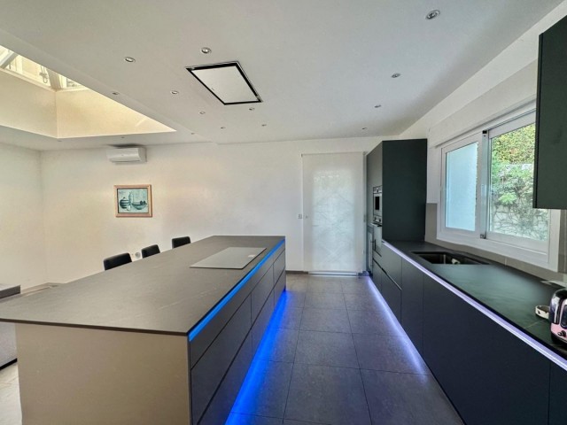 4 Bedrooms Villa in Benahavís