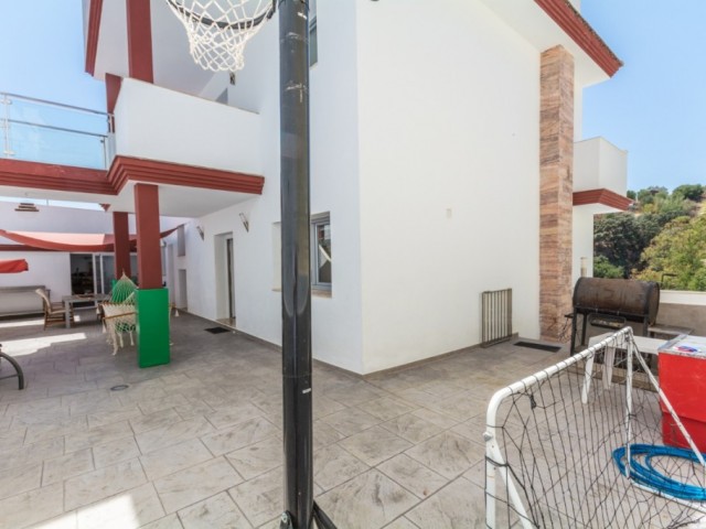 5 Makuuhuoneen Huvila Mijas Costa