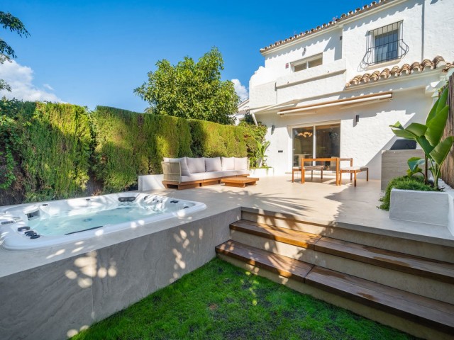 2 Bedrooms Townhouse in Nueva Andalucía