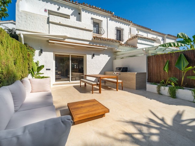 2 Bedrooms Townhouse in Nueva Andalucía