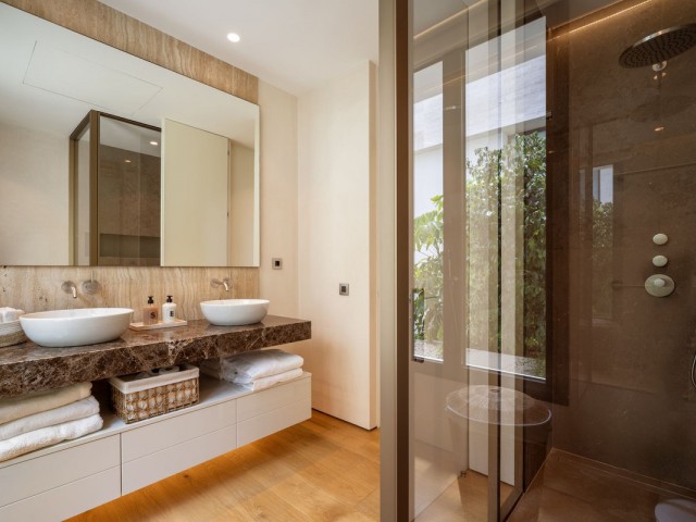 5 Bedrooms Apartment in Marbella