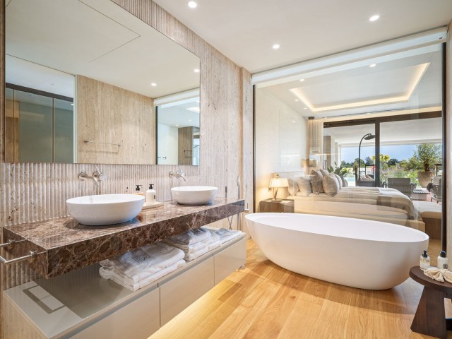 5 Bedrooms Apartment in Marbella