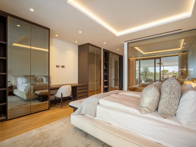 5 Bedrooms Apartment in Marbella