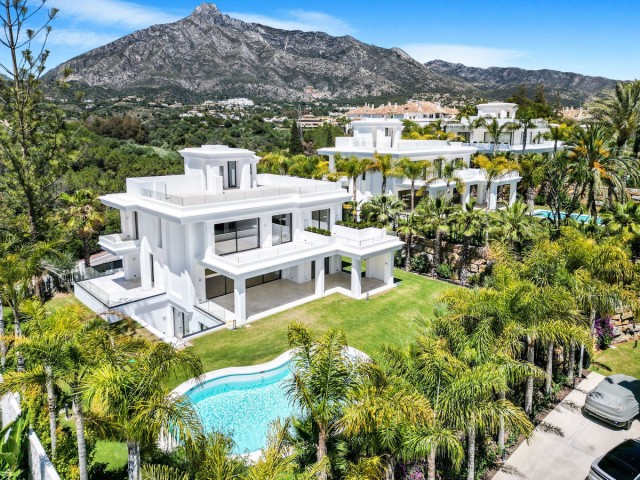 5 Bedrooms Villa in Marbella