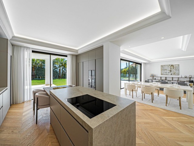 5 Bedrooms Villa in Marbella