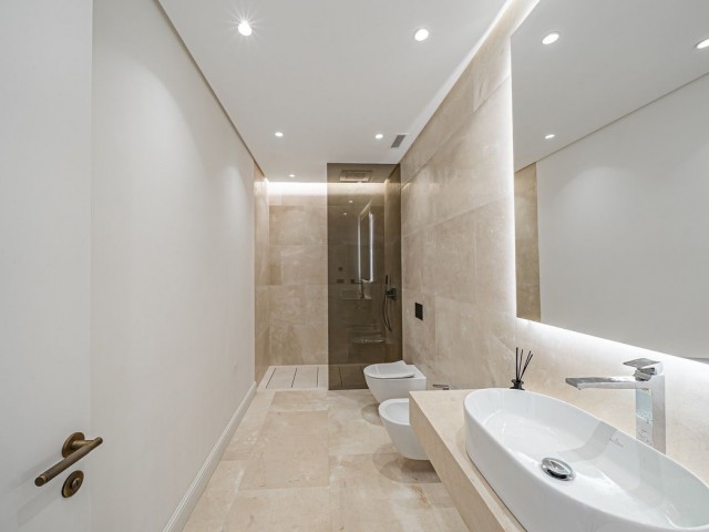 5 Bedrooms Villa in Marbella