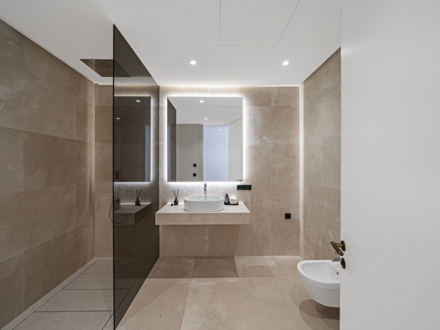 5 Bedrooms Villa in Marbella