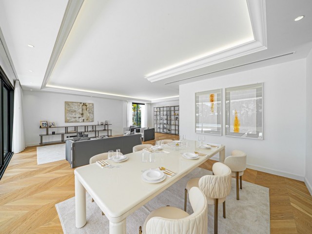 5 Bedrooms Villa in Marbella