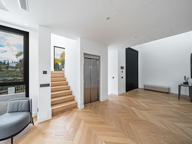 5 Bedrooms Villa in Marbella