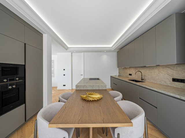 5 Bedrooms Villa in Marbella