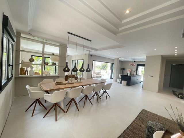7 Bedrooms Villa in Elviria