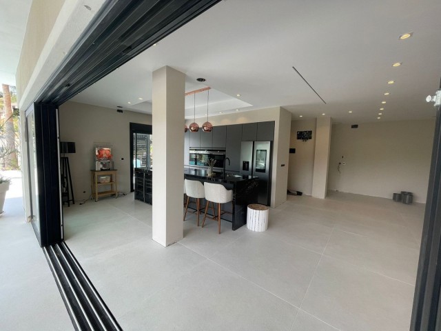 7 Bedrooms Villa in Elviria