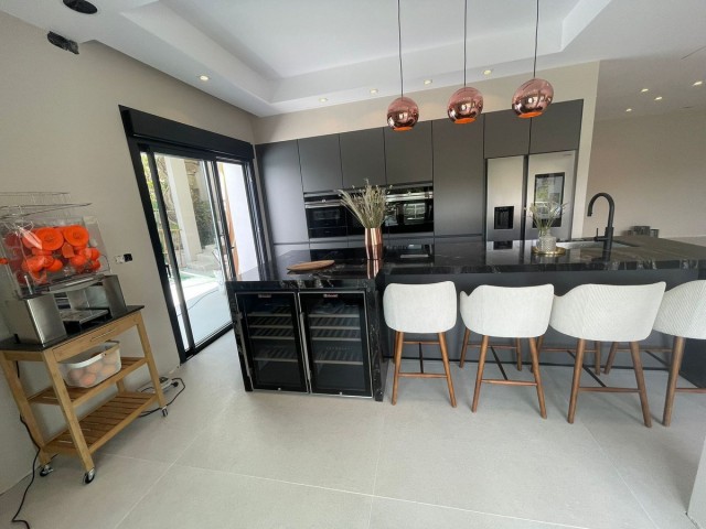 7 Bedrooms Villa in Elviria