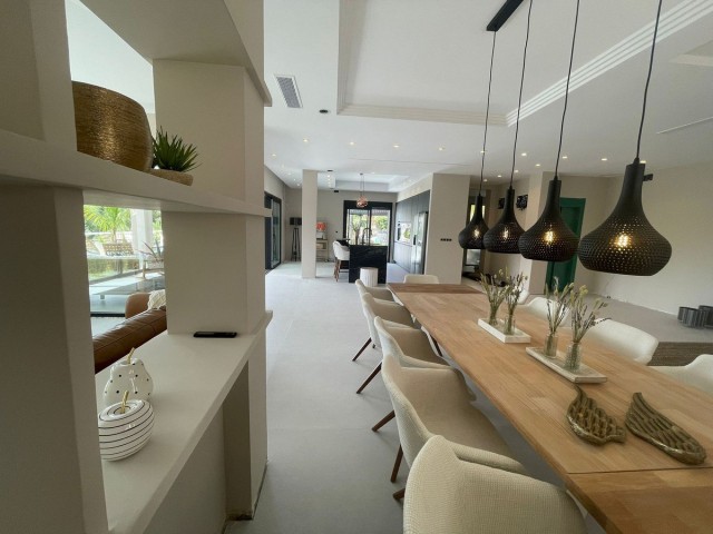 7 Bedrooms Villa in Elviria