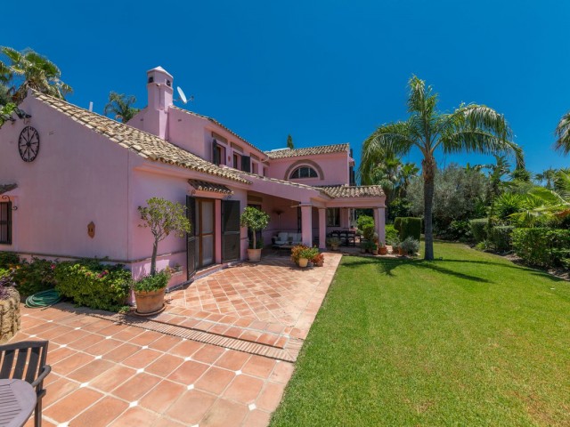 5 Bedrooms Villa in Benahavís