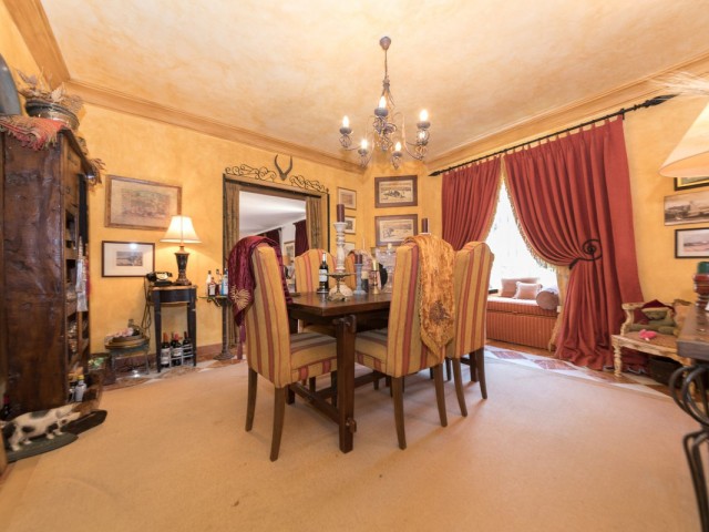 5 Bedrooms Villa in Benahavís