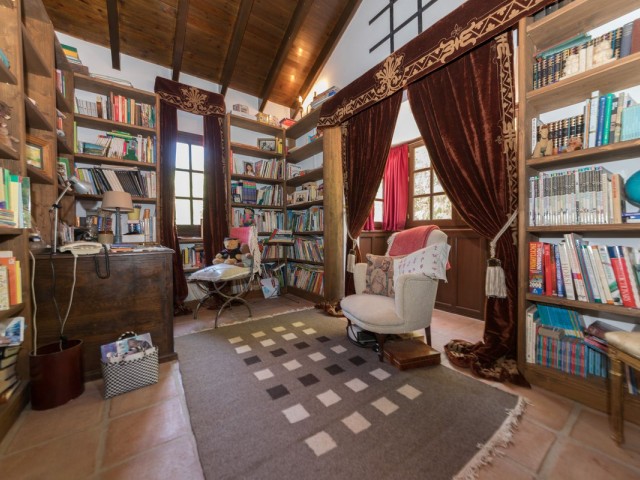 5 Bedrooms Villa in Benahavís