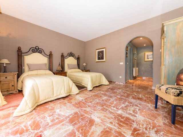 5 Bedrooms Villa in Benahavís