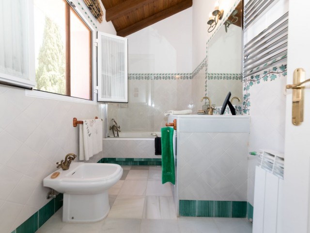 5 Bedrooms Villa in Benahavís