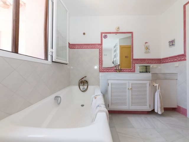 5 Bedrooms Villa in Benahavís