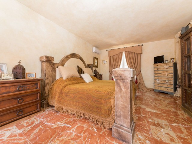 5 Bedrooms Villa in Benahavís