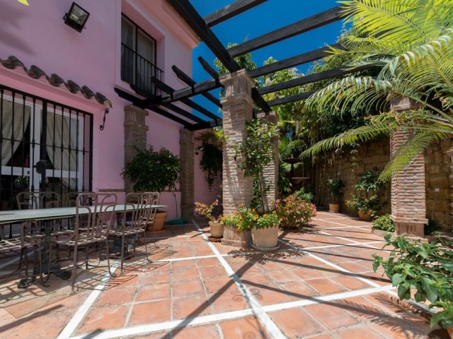 5 Bedrooms Villa in Benahavís