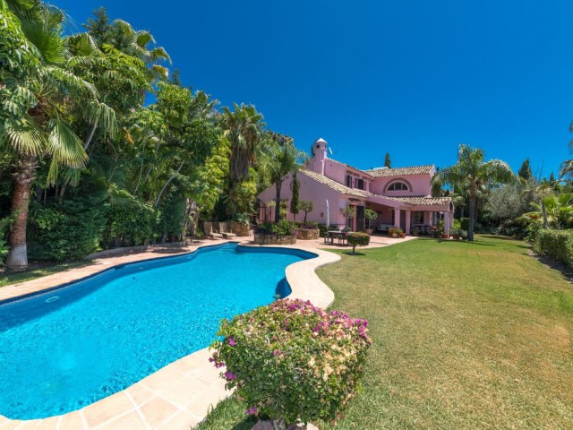 5 Bedrooms Villa in Benahavís