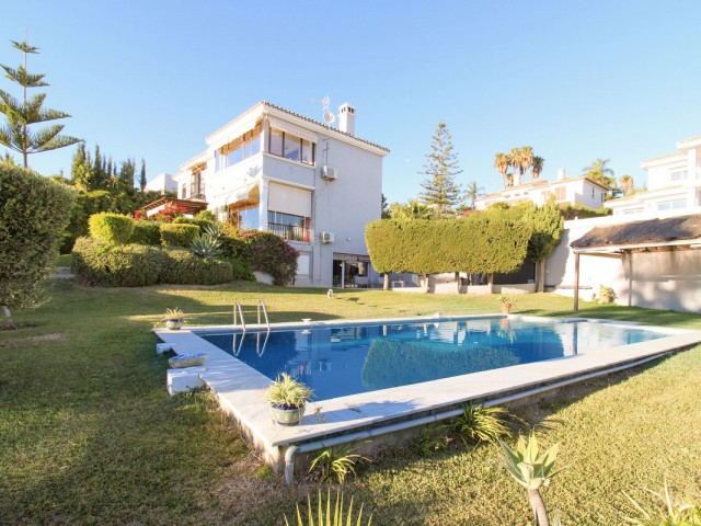 6 Bedrooms Villa in Estepona