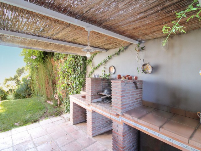 6 Bedrooms Villa in Estepona