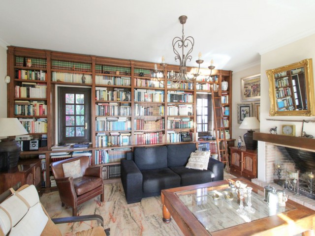 6 Bedrooms Villa in Estepona