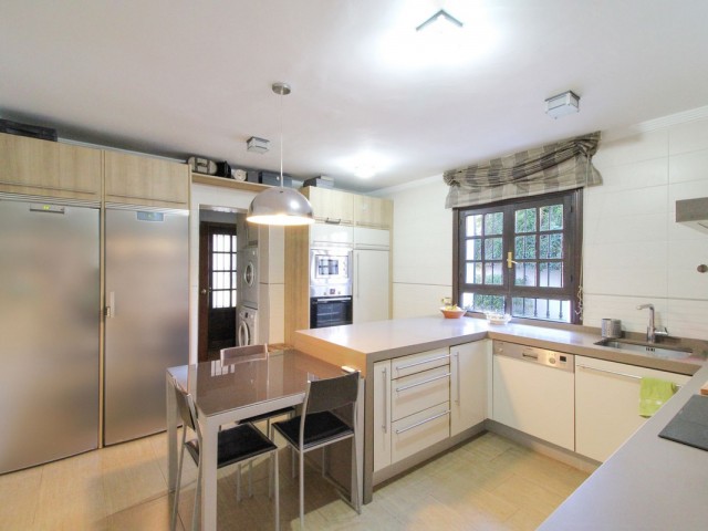 6 Bedrooms Villa in Estepona