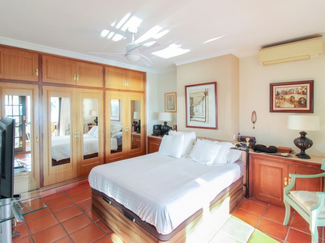 6 Bedrooms Villa in Estepona