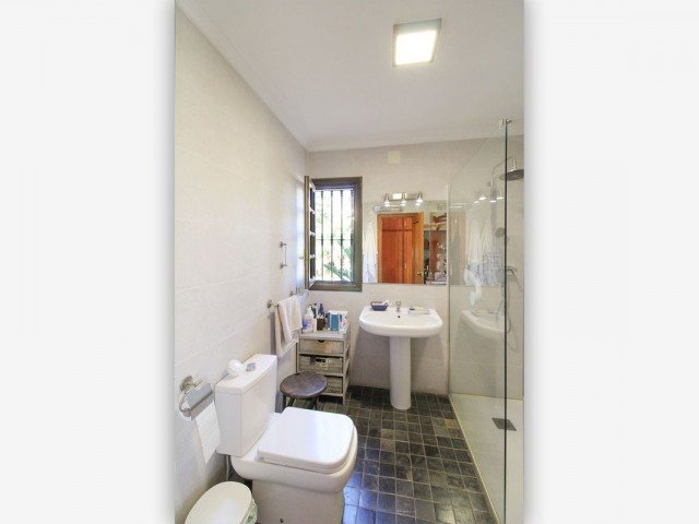 6 Bedrooms Villa in Estepona