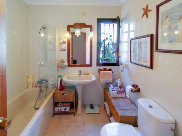 6 Bedrooms Villa in Estepona