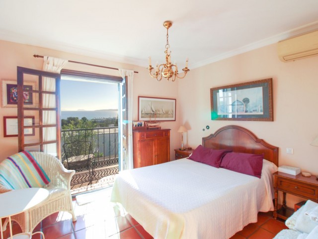 6 Bedrooms Villa in Estepona