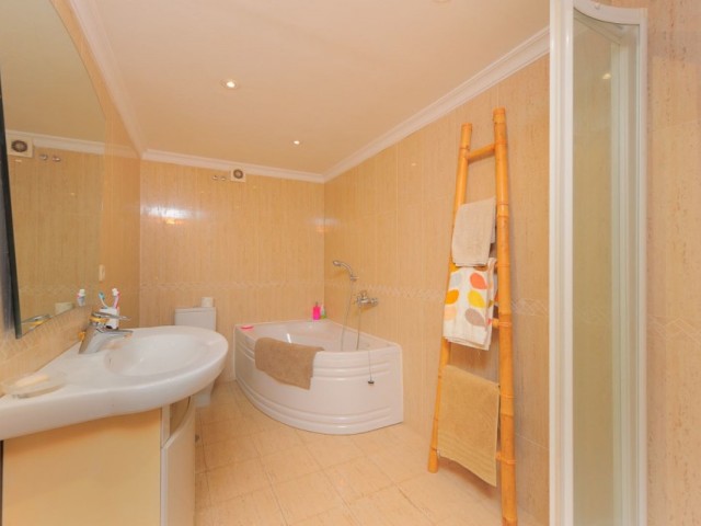 3 Bedrooms Townhouse in Marbella